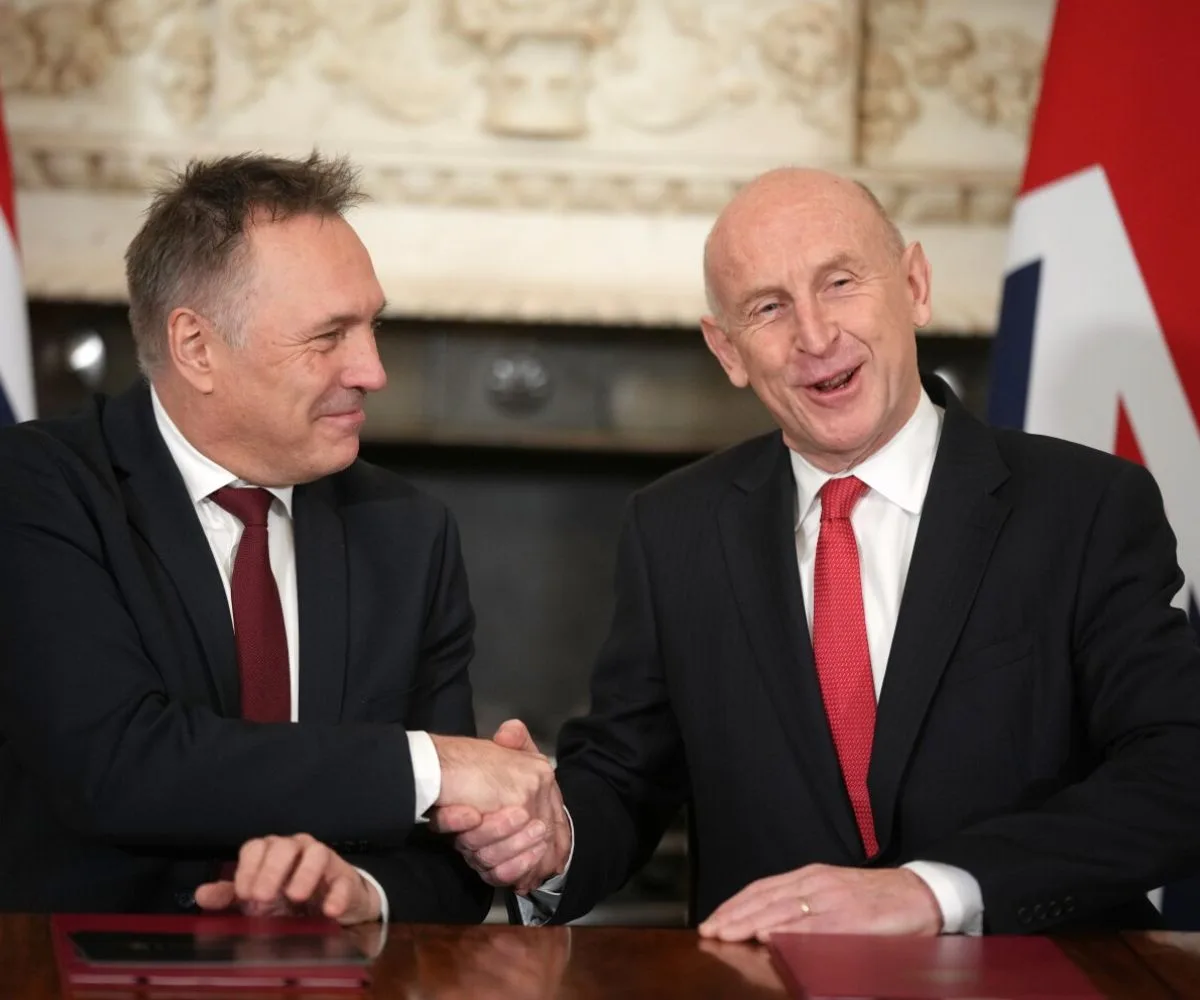 El ministro de Defensa de Noruega, Tore O. Sandvik, a la izquierda, y el secretario de Estado de Defensa británico, John Healey