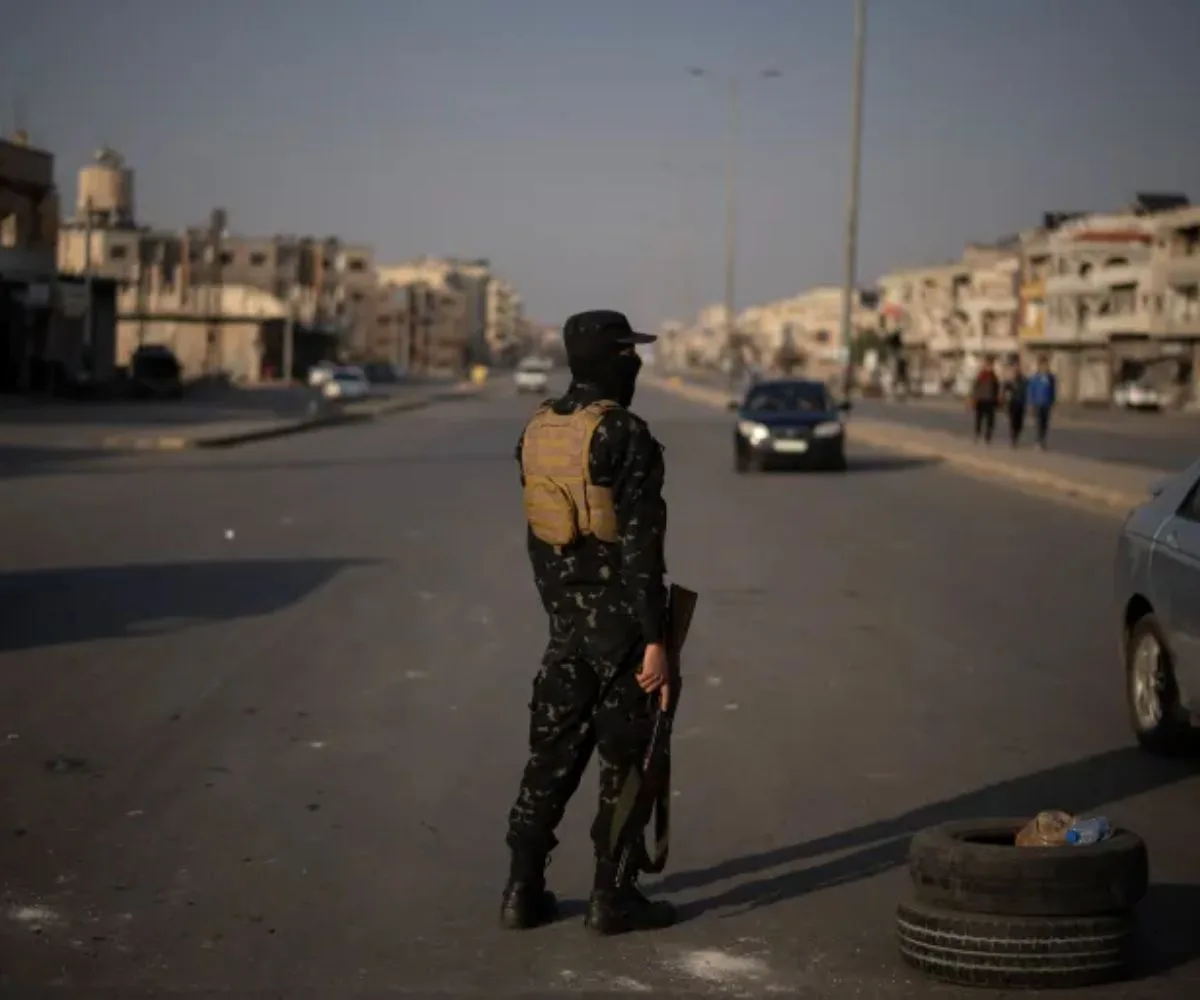 3 de 15 | Un miembro de las fuerzas de seguridad del recién formado Gobierno sirio monta guardia en un puesto de control de seguridad en Homs, Siria, el jueves 26 de diciembre de 2024. (Foto AP/Leo Correa)