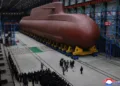 En esta foto sin fecha proporcionada el jueves 25 de diciembre de 2025 por el gobierno de Corea del Norte, su líder Kim Jong Un inspecciona un submarino nuclear en construcción en un lugar no revelado de Corea del Norte. AP/KCNA vía KNS