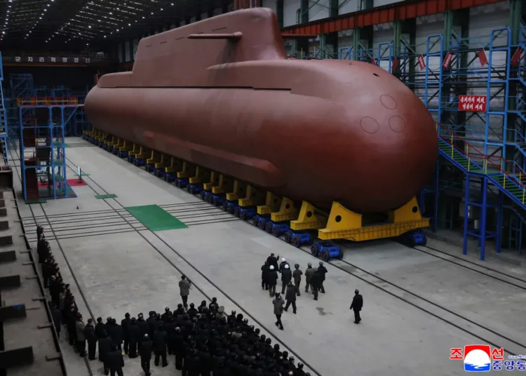 En esta foto sin fecha proporcionada el jueves 25 de diciembre de 2025 por el gobierno de Corea del Norte, su líder Kim Jong Un inspecciona un submarino nuclear en construcción en un lugar no revelado de Corea del Norte. AP/KCNA vía KNS