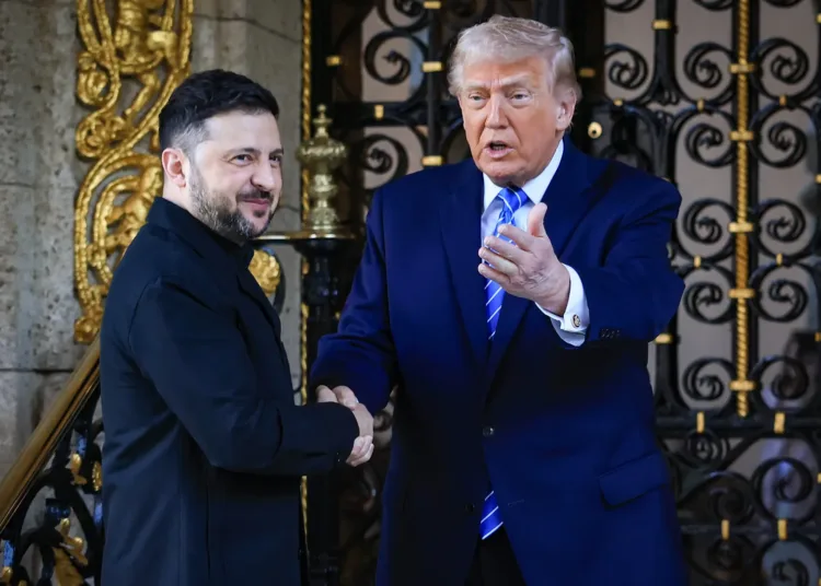 El presidente de los Estados Unidos, Donald Trump, saluda al presidente de Ucrania, Volodymyr Zelensky, en su club Mar-a-Lago el 28 de diciembre de 2025 en Palm Beach, Florida. Trump invitó a Zelensky a su club privado para trabajar en el plan de paz propuesto por Estados Unidos para poner fin a la guerra en Ucrania, mientras el conflicto se acerca a los cuatro años desde la repentina invasión a gran escala por parte de Rusia el 24 de febrero de 2022. (Foto por Joe Raedle/Getty Images)