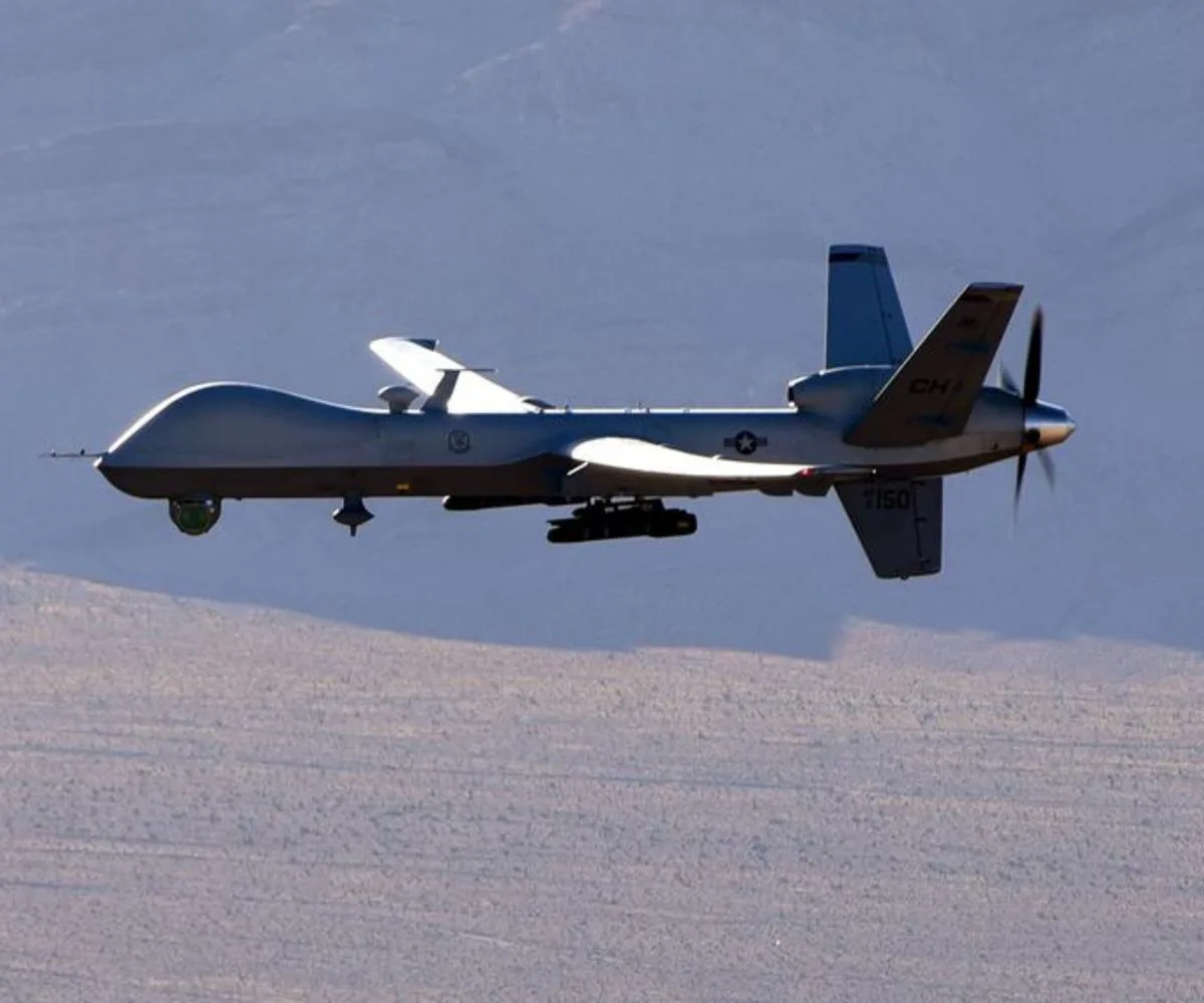 Un MQ-9 Reaper sobrevuela el campo de pruebas y entrenamiento de Nevada en una misión de entrenamiento en julio de 2019. Un avión ruso Su-27 golpeó la hélice de un MQ-9 el 14 de marzo de 2023, lo que provocó que el dron se estrellara en aguas internacionales. (William Rio Rosado/Fuerza Aérea de los Estados Unidos)