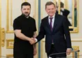 El presidente de Ucrania, Volodymyr Zelenskyy, con el ministro federal de Asuntos Exteriores de Alemania, Johann Wadephul.