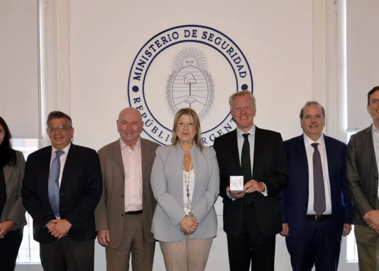 La nueva Ministra de Seguridad Nacional de Argentina, Alejandra Monteoliva, mantuvo un encuentro con el embajador del Reino Unido en Argentina, David Cairns.