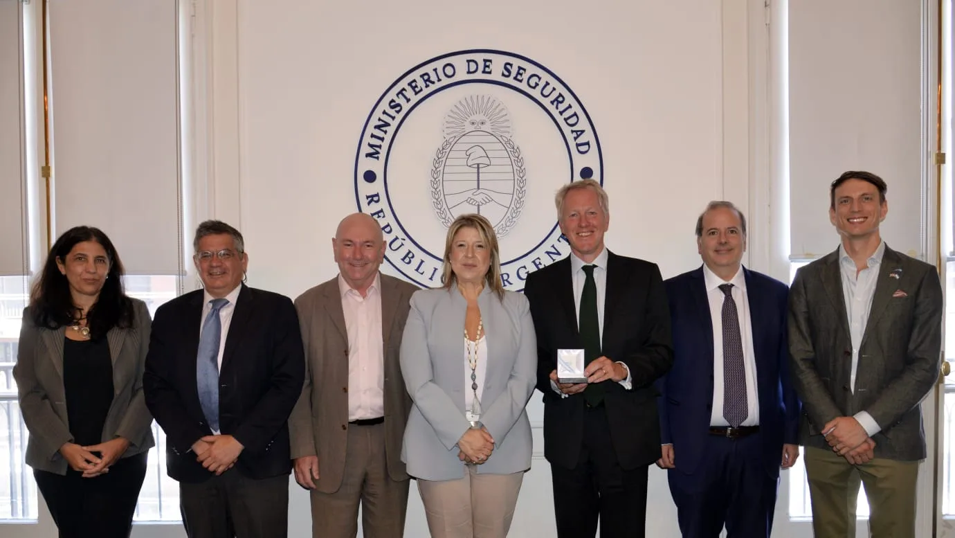 La nueva Ministra de Seguridad Nacional de Argentina, Alejandra Monteoliva, mantuvo un encuentro con el embajador del Reino Unido en Argentina, David Cairns.