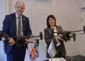 Patricia Bullrich ex Ministra de Seguridad con miembros de la embajada en la entrega de drones por parte de Reino Unido. Crédito: Embajada del Reino Unido en Argentina
