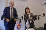 Patricia Bullrich ex Ministra de Seguridad con miembros de la embajada en la entrega de drones por parte de Reino Unido. Crédito: Embajada del Reino Unido en Argentina
