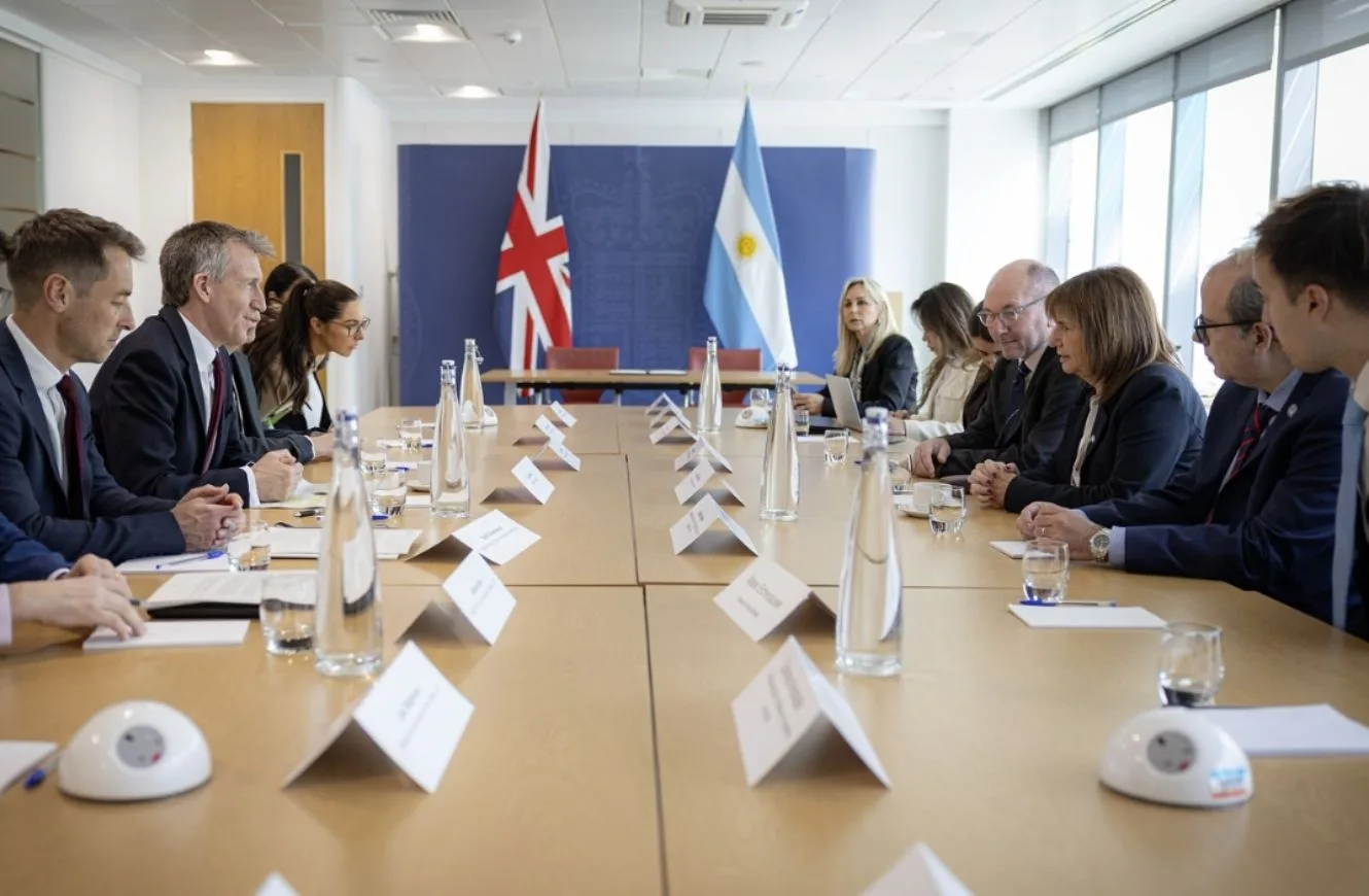 Patricia Bullrich ex Ministra de Seguridad con miembros de la embajada en la entrega de drones por parte de Reino Unido. Crédito: Embajada del Reino Unido en Argentina