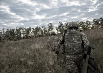 Militares de la Brigada 62 del ejército ucraniano caminan cerca de las trincheras del frente de Kupyansk en la región de Kharkiv, Ucrania, el 22 de septiembre de 2023.