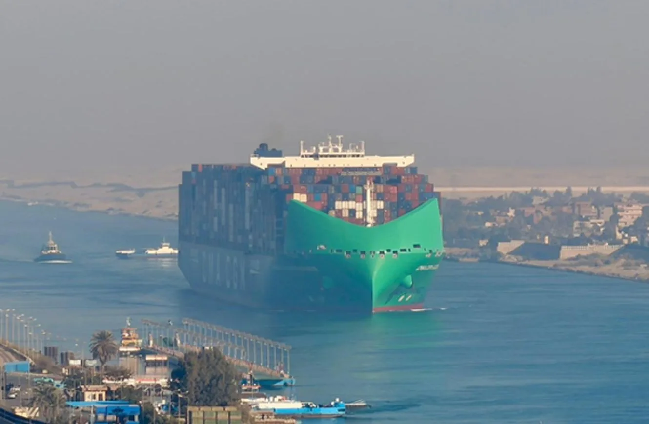 El Canal de Suez presencia el tránsito del mega portacontenedores CMA CGM JACQUES SAADE. Crédito: Suez Canal Authority
