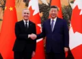 El primer ministro de Canadá, Mark Carney, y el presidente de China, Xi Jinping se estrechan la mano en Beijing