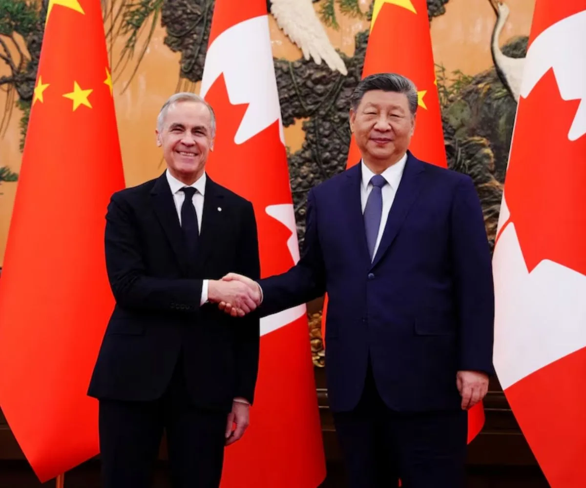 El primer ministro de Canadá, Mark Carney, y el presidente de China, Xi Jinping se estrechan la mano en Beijing