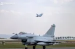 Los aviones de combate J-10, asignados a una brigada de aviación de la fuerza aérea bajo el Comando del Teatro Sur del EPL chino, despegan en sucesión durante un ejercicio de entrenamiento de vuelo diurno y nocturno. (eng.chinamil.com.cn/Foto por Shang Jieyan)