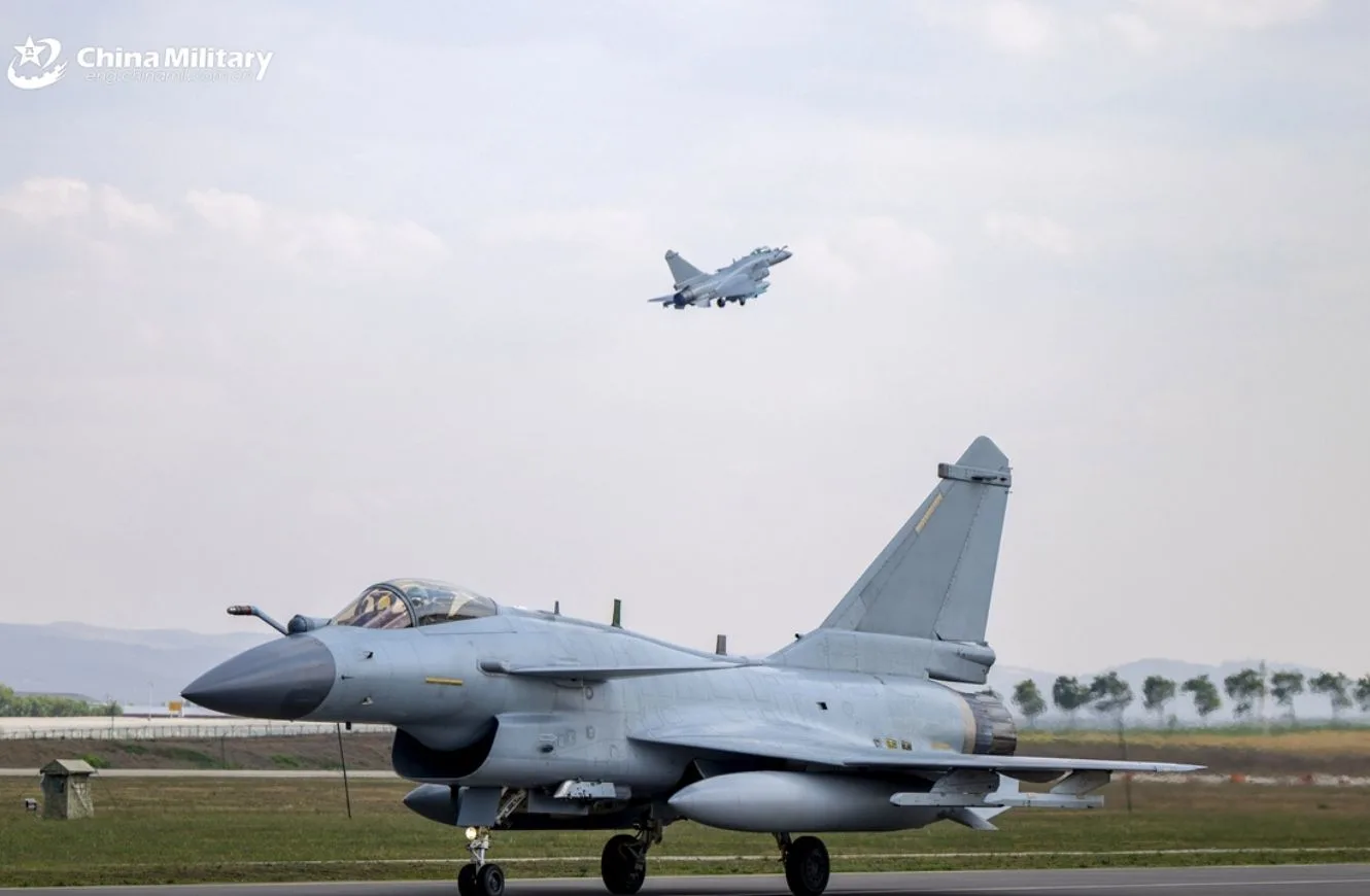 Los aviones de combate J-10, asignados a una brigada de aviación de la fuerza aérea bajo el Comando del Teatro Sur del EPL chino, despegan en sucesión durante un ejercicio de entrenamiento de vuelo diurno y nocturno. (eng.chinamil.com.cn/Foto por Shang Jieyan)