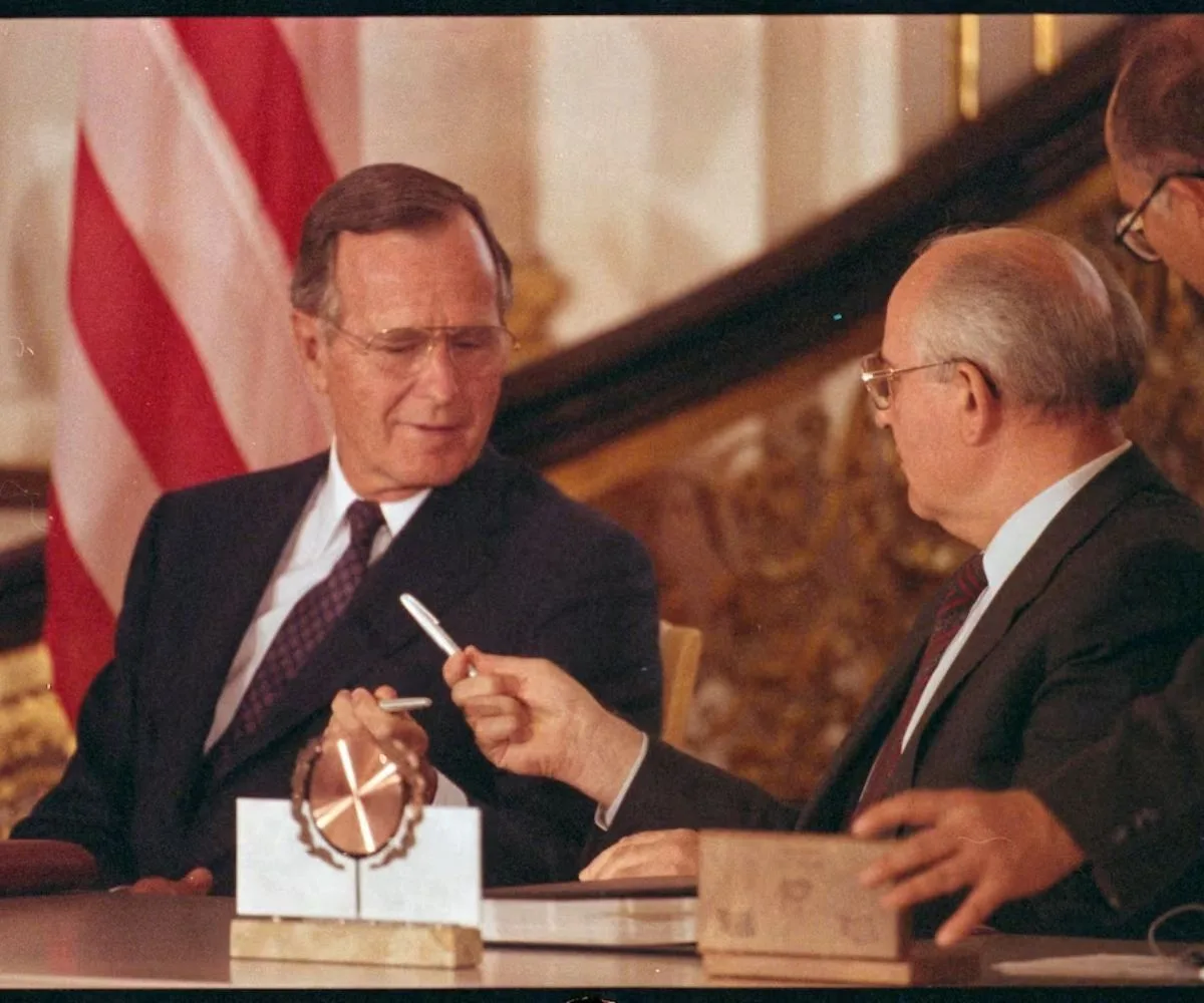 El presidente estadounidense George Bush y el presidente soviético Mijaíl Gorbachov