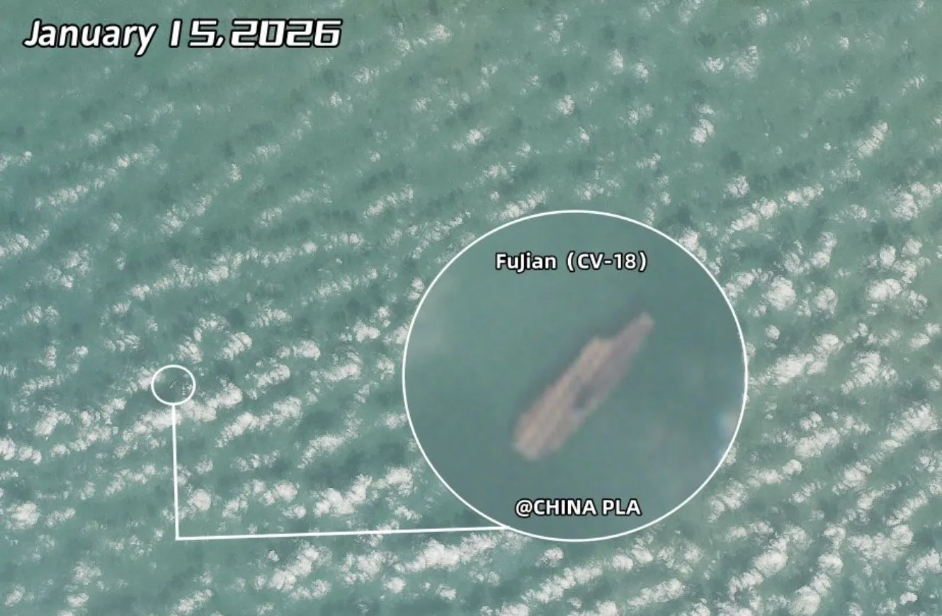 Imágenes satelitales del 15 de enero muestran al portaaviones Fujian (CV-18) de la Armada China realizando entrenamiento de puesta en servicio en el Mar de Bohai, un ejercicio que se espera continúe hasta finales de este mes. Crédito de la foto: @CHINAPLA1.