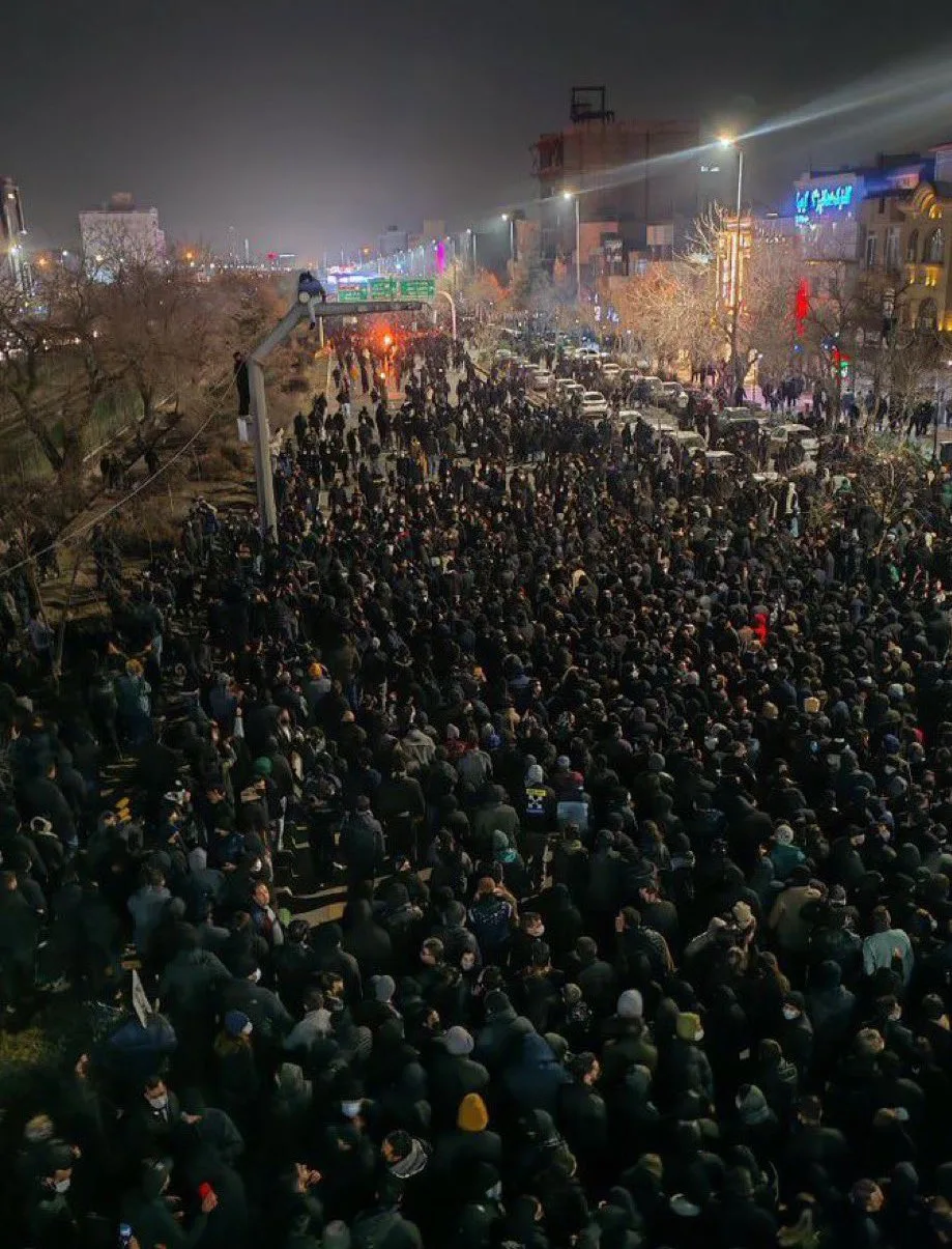 Irán corta internet mientras manifestantes provocan incendios en crecientes disturbios