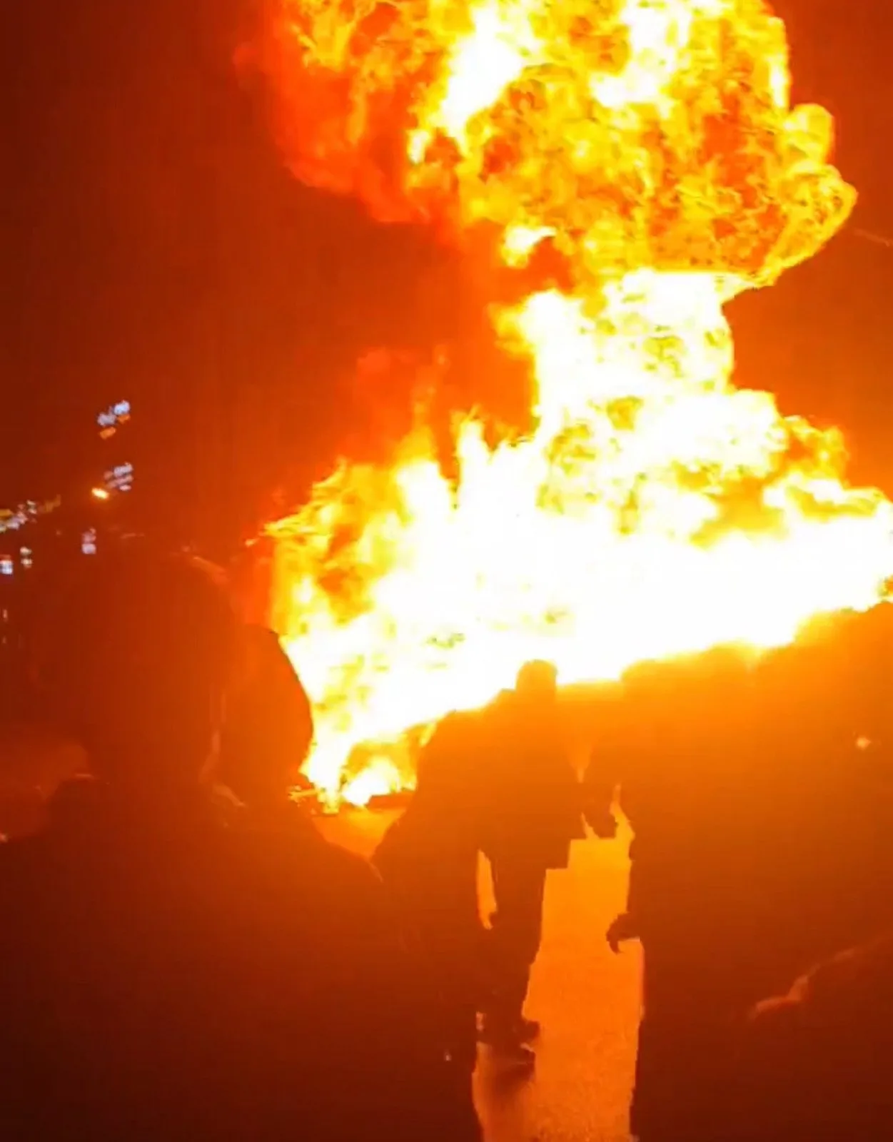 Irán corta internet mientras manifestantes provocan incendios en crecientes disturbios