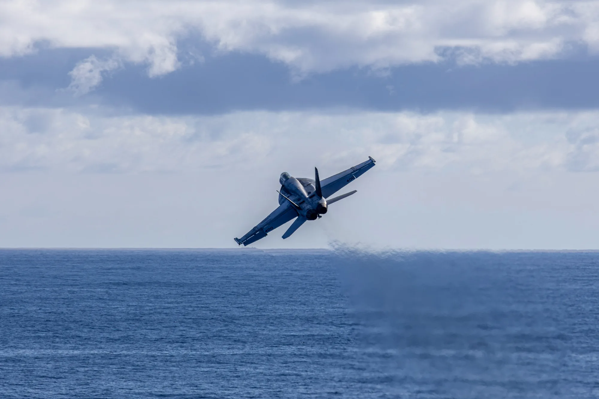 Un F/A-18E Super Hornet con VFA-151 despega del USS Abraham Lincoln (CVN 72) en el Océano Pacífico, reforzando la aviación naval desplegada avanzada y la preparación en todo el Indo-Pacífico.