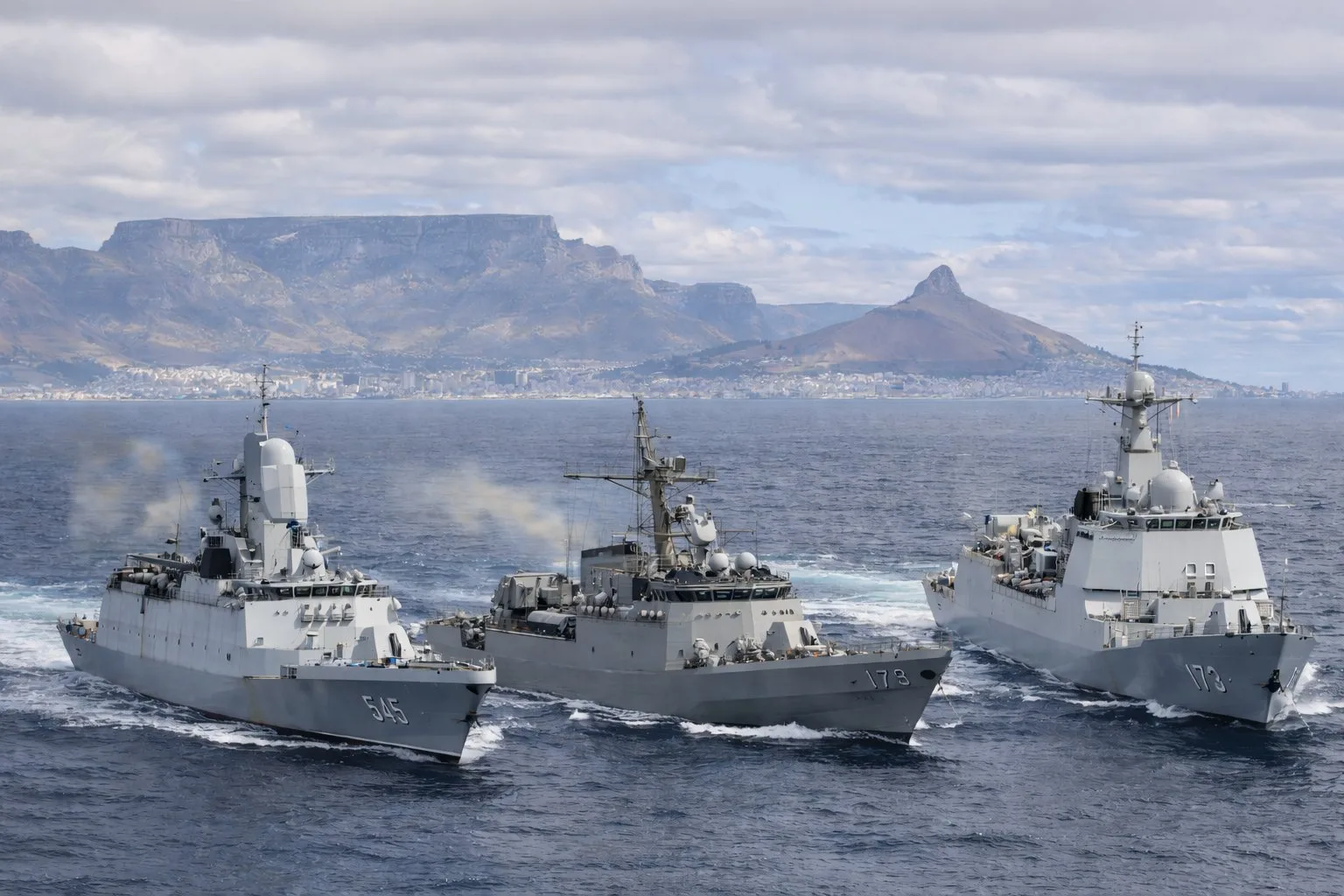 Rusia, Irán y China se unen a Sudáfrica para los ejercicios navales “Voluntad de Paz 2026”, lo que genera críticas por los vínculos con Washington.