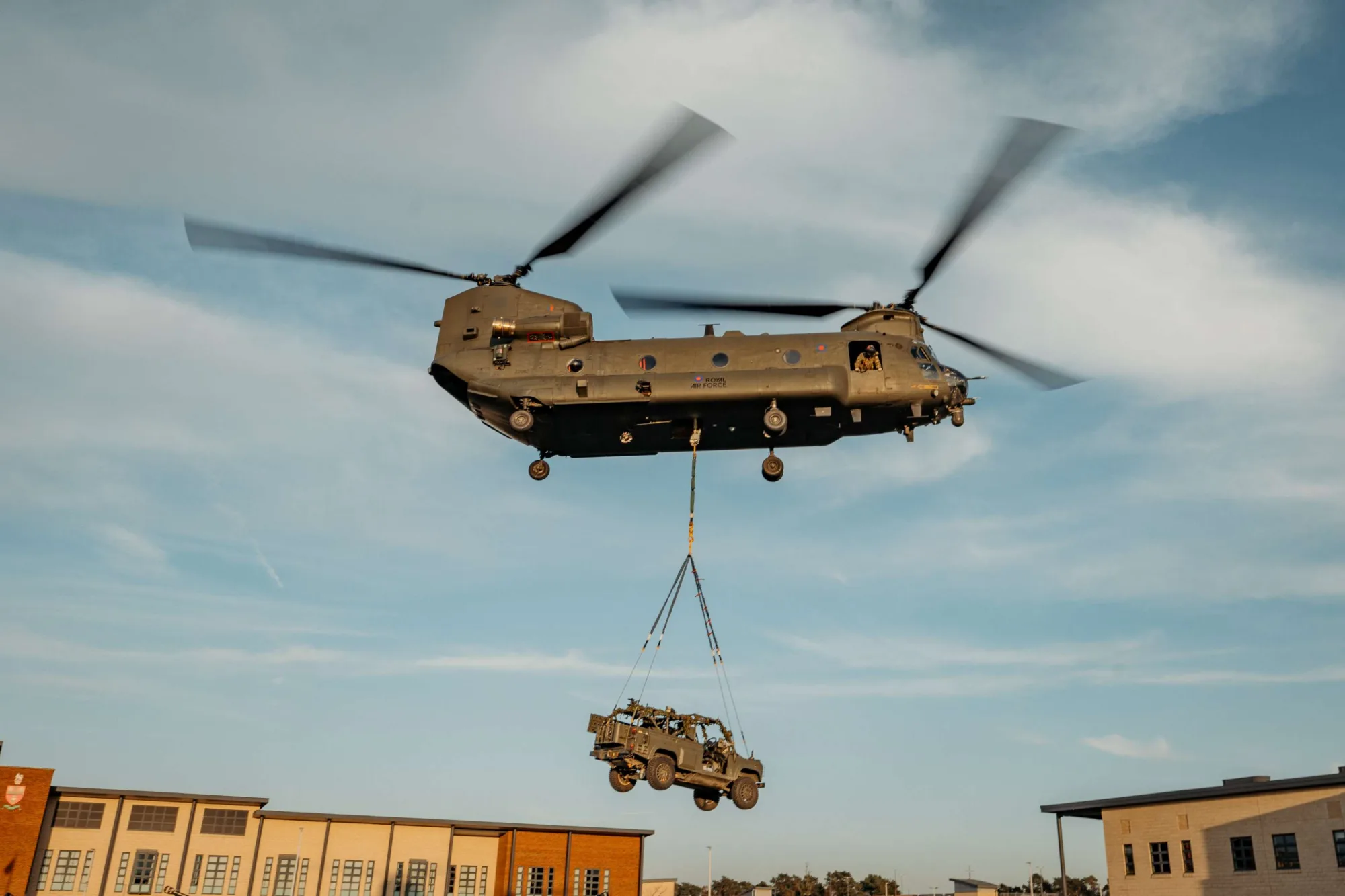 Durante el ejercicio conjunto, la tripulación de tierra del 7º Regimiento de Paracaidistas de Artillería Real a Caballo aseguró con éxito los cañones de artillería y los vehículos a un helicóptero Chinook.