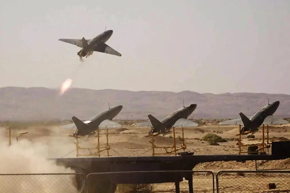 Una imagen facilitada por la oficina de prensa del Ejército iraní el 4 de octubre de 2023 muestra drones de fabricación local durante un ejercicio militar en un lugar no revelado de Irán. Oficina del Ejército iraní/AFP a través de Getty Images