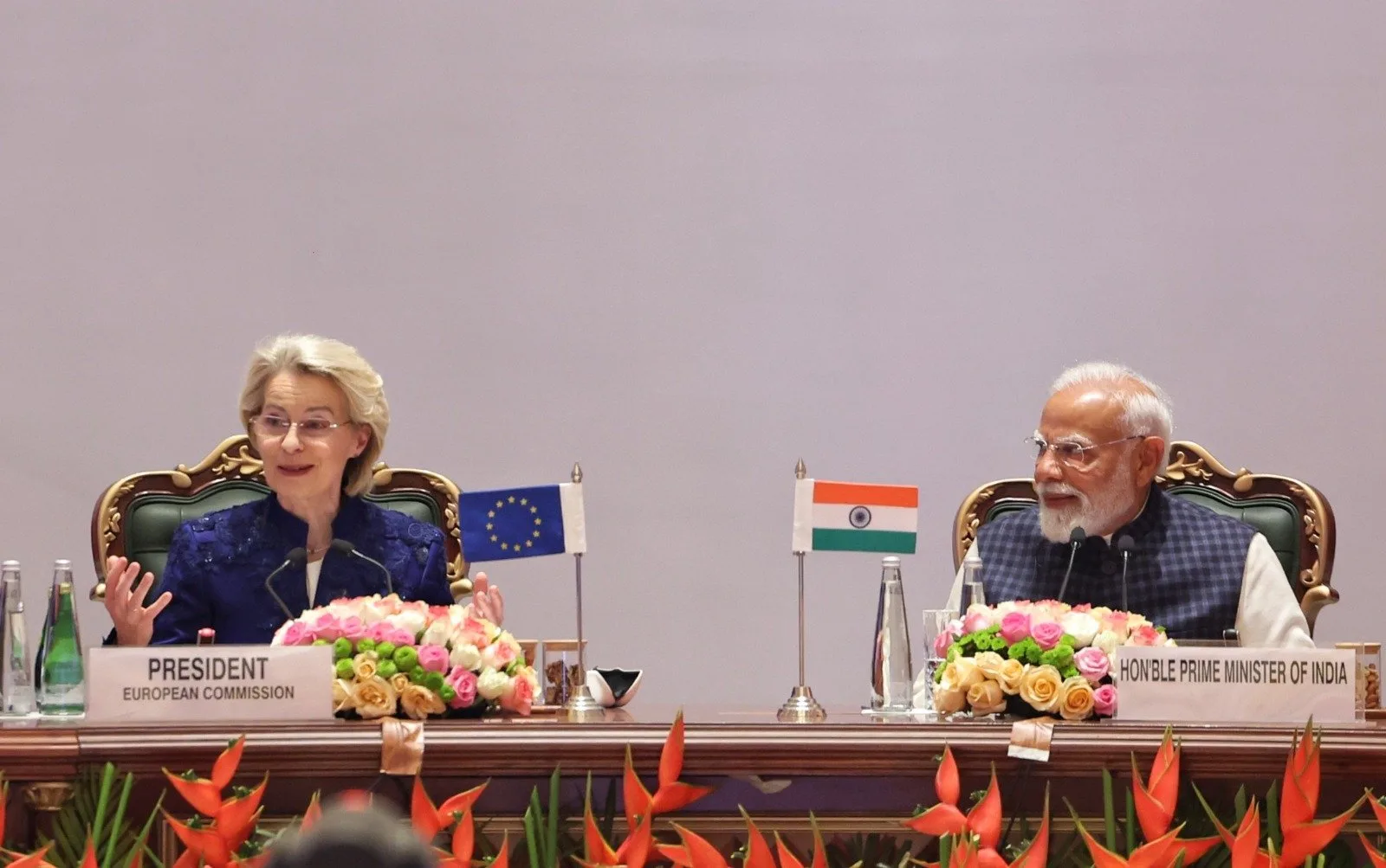 La presidenta de la Unión Europea, Úrsula Von der Leyen, junto al primer ministro de India, Narendra Modi.