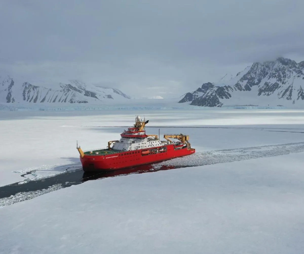 Fuente: © British Antarctic Survey El RRS Sir David Attenborough puede romper hielo de un metro de espesor, o incluso más grueso si reduce la velocidad.