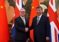 El primer ministro británico, Keir Starmer, estrecha la mano del presidente chino Xi Jinping antes de una reunión bilateral durante su visita a China, en Pekín, China, el 29 de enero de 2026. Créditos: Carl Court/Pool vía REUTERS