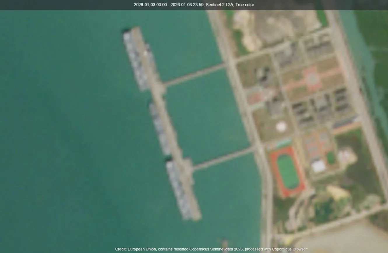 Imagen satelital del buque de asalto anfibio chino CNS Hainan atracado en la base naval de Zhanjiang, capturada por satélites de la misión Sentinel-2 de la Agencia Espacial Europea.
Crédito: @type36512, observador militar chino con sede en Japón vía X.