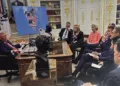 Montaje de una fotografía de una reunión real de agosto que mantuvo con los principales líderes europeos —entre ellos la presidenta de la Comisión, Ursula von der Leyen— con un mapa de América en el que no solo aparece el territorio de Estados Unidos, incluido Alaska, cubierto por las barras y estrellas de la bandera estadounidense, sino también el de Canadá y el de Venezuela. En la imagen, se ve también el primer ministro británico, Keir Starmer, el presidente francés, Emmanuel Macron, el canciller alemán, Friedrich Merz, la primera ministra italiana, Giorgia Meloni, y se aprecia de perfil al presidente ucranio, Volodímir Zelenski, y al secretario general de la OTAN, Mark Rutte. Crédito: Truth Social Donald J. Trump