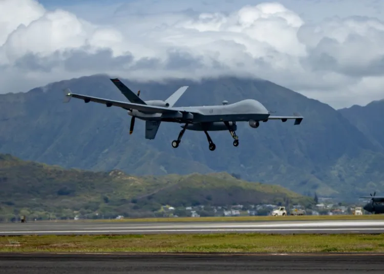 Un MQ-9 Reaper de la Fuerza Aérea de los Estados Unidos, asignado al Ala 49, aterriza en la Estación Aérea del Cuerpo de Marines de Kaneohe Bay, Hawái, el 6 de julio durante el Rim of the Pacific 2022. (Cabo Haley Fourmet Gustavsen/Cuerpo de Marines)