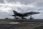 Un F/A-18E Super Hornet, asignado al Escuadrón de Cazas de Ataque (VFA) 151, se prepara para realizar un aterrizaje detenido en la cubierta de vuelo del portaaviones clase Nimitz USS Abraham Lincoln (CVN 72), el 6 de enero de 2026. (Foto de la Armada de los EE. UU. por la Especialista en Comunicación de Masas de 3ª Clase Glory Anderson)
