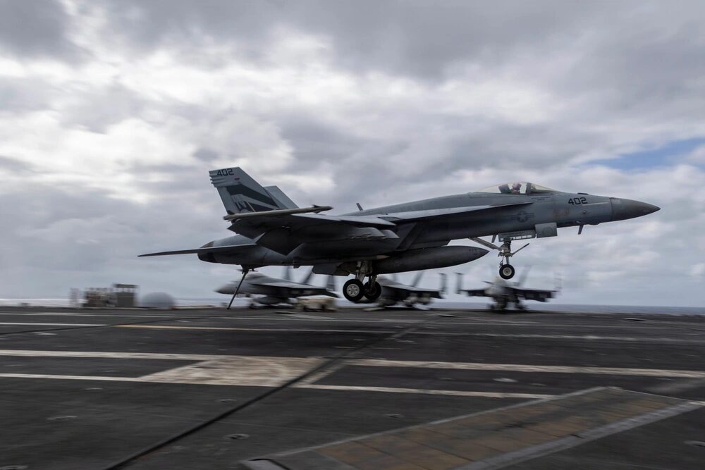 Un F/A-18E Super Hornet, asignado al Escuadrón de Cazas de Ataque (VFA) 151, se prepara para realizar un aterrizaje detenido en la cubierta de vuelo del portaaviones clase Nimitz USS Abraham Lincoln (CVN 72), el 6 de enero de 2026. (Foto de la Armada de los EE. UU. por la Especialista en Comunicación de Masas de 3ª Clase Glory Anderson)