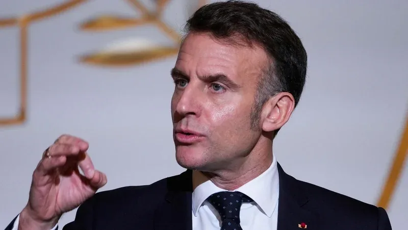 El presidente francés Emmanuel Macron instó a sus diplomáticos a no ser «espectadores de cómo se desmorona todo».