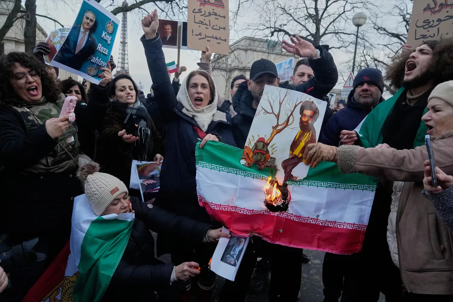 Manifestantes queman la bandera nacional iraní durante una manifestación en apoyo a las manifestaciones masivas a nivel nacional en Irán contra el gobierno en París, el domingo 11 de enero de 2026.