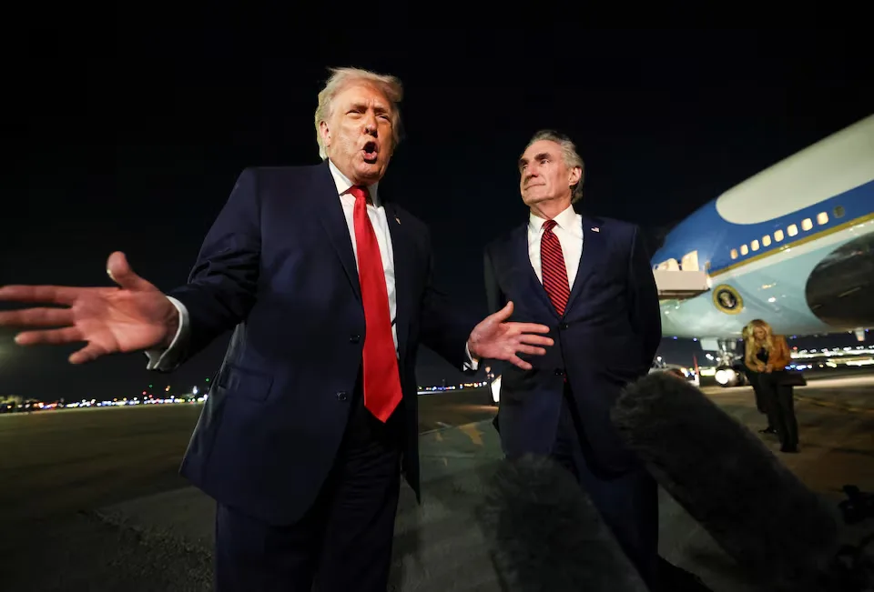 El presidente de Estados Unidos, Donald Trump, habla con miembros de los medios de comunicación, junto con el secretario del Interior, Doug Burgum, antes de abordar el Air Force One para partir hacia Washington, en el Aeropuerto Internacional de Palm Beach en West Palm Beach, Florida, EE. UU., el 19 de enero de 2026.