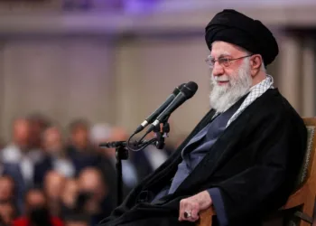 El líder supremo de Irán, el ayatolá Ali Khamenei, habla durante una reunión en Teherán, Irán, el 3 de enero de 2026.