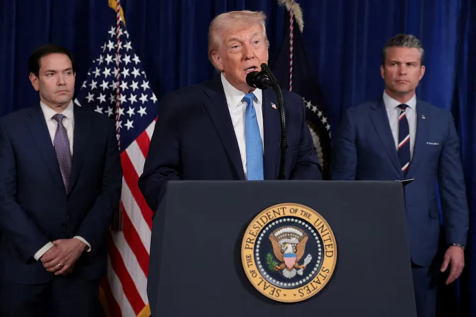 El presidente de Estados Unidos, Donald Trump, habla mientras el secretario de Estado, Marco Rubio, y el secretario de Defensa, Pete Hegseth, observan durante una conferencia de prensa tras un ataque estadounidense en Venezuela, donde fueron capturados el presidente Nicolás Maduro y su esposa, Cilia Flores, desde el club Mar-a-Lago de Trump en Palm Beach, Florida, EE. UU., el 3 de enero de 2026.