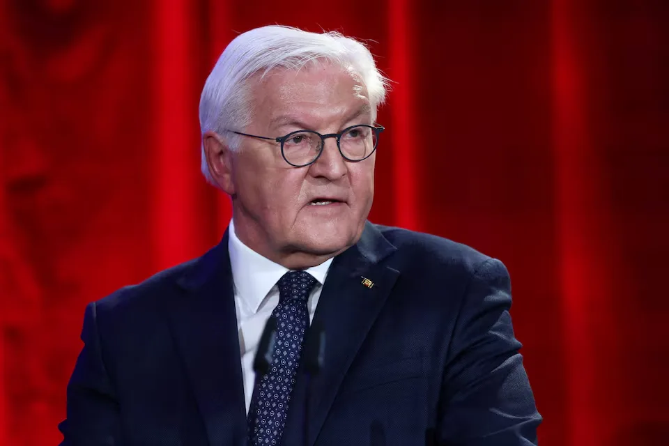El presidente alemán, Frank-Walter Steinmeier, pronuncia un discurso en su residencia del Palacio Bellevue en Berlín, Alemania, el 9 de noviembre de 2025.