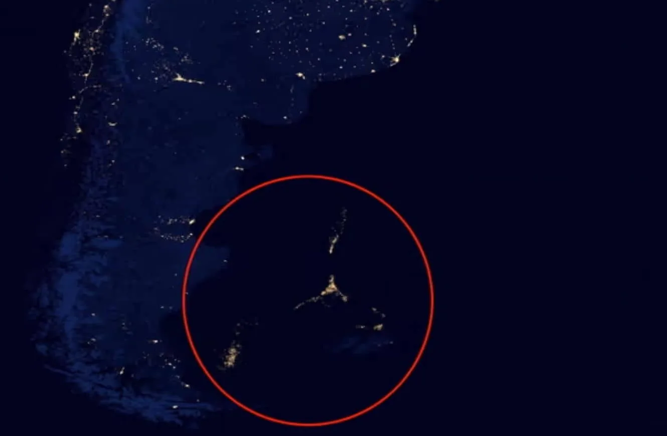 La flota pesquera de aguas distantes, vista desde el espacio, frente a la costa de Argentina. Fotografía: Alamy