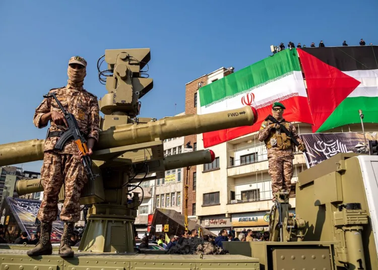 24/11/2023 Teherán, Irán. Dos militares armados del Cuerpo de la Guardia Revolucionaria Islámica (IRGC) están vigilando un área mientras hacen guardia junto a un sistema de misiles antiaéreos iraní Majid durante el desfile militar Ela Beit Al-Moghaddas (Mezquita de Al-Aqsa) en Teherán, Irán. (Foto por Hossein Beris / Middle East Images / Middle East Images vía AFP) (Foto por HOSSEIN BERIS/Middle East Images/AFP vía Getty Images)