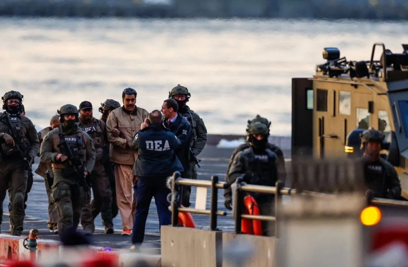 El capturado presidente venezolano Nicolás Maduro llega al helipuerto de Downtown Manhattan, mientras se dirige al Tribunal Federal de los Estados Unidos Daniel Patrick en Manhattan para una comparecencia inicial por cargos federales en EE. UU., incluidos narcoterrorismo, conspiración, tráfico de drogas, lavado de dinero y otros, en la ciudad de Nueva York, el 5 de enero de 2026. Eduardo Muñoz/Reuters