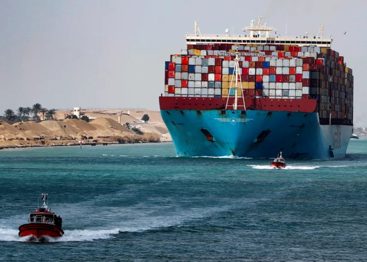 Las empresas navieras preocupadas por los ataques de la milicia hutí enfrentan decisiones difíciles sobre si enviar a través del Canal de Suez. Crédito: Reuters