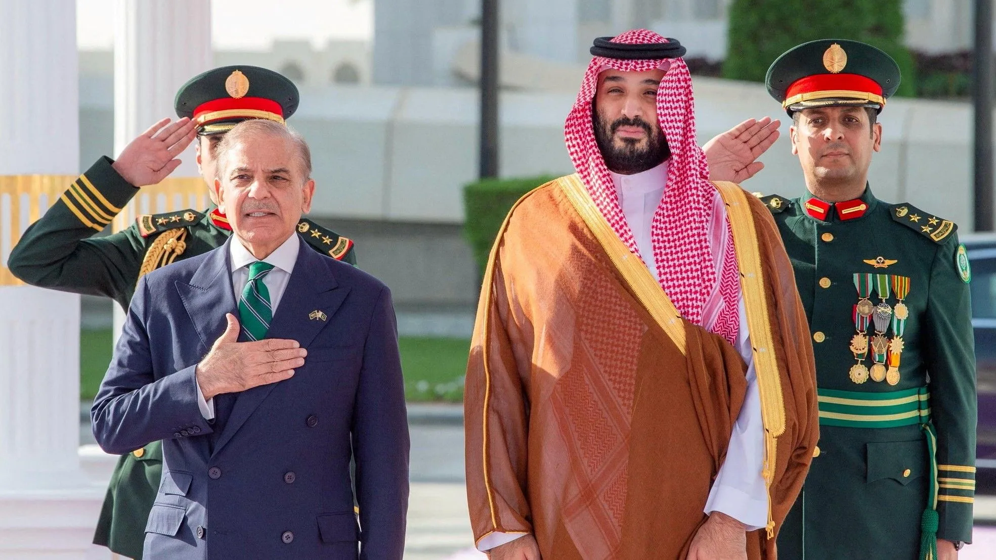 El Príncipe Heredero Mohammed bin Salman (derecha) y Shehbaz Sharif firmaron un histórico pacto de defensa la semana pasada. Crédito: Reuters