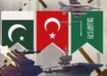 Una ilustración fotográfica que muestra las banderas y los sistemas de defensa de Pakistán, Türkiye y Arabia Saudita. (Creada por Zehra Kurtulus/Türkiye Today)