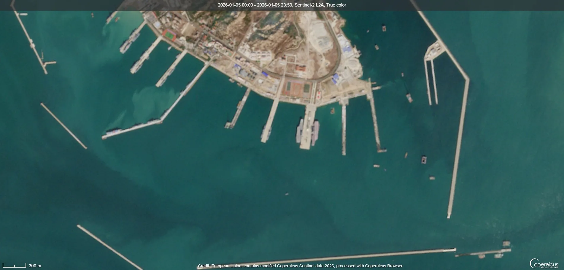 Imágenes satelitales recientes muestran que la Armada de China volvió a concentrar a sus portaaviones Liaoning y Fujian en la misma instalación portuaria