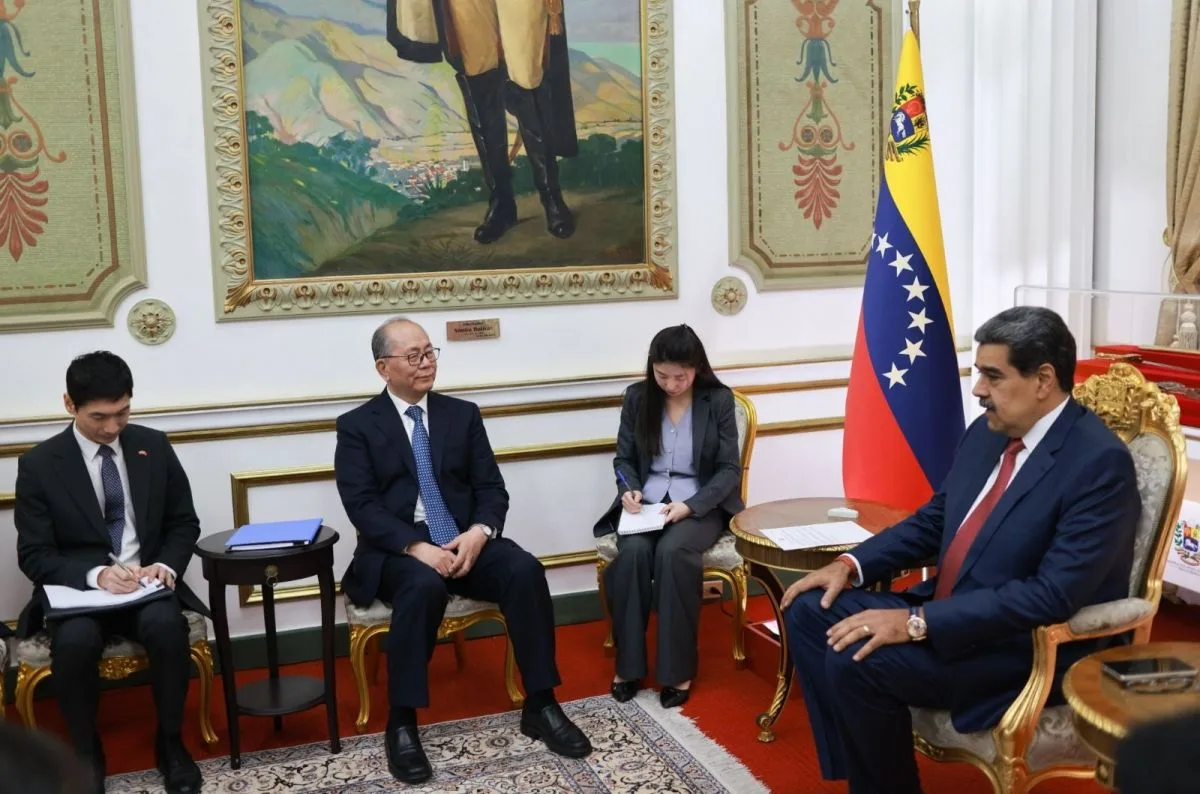 Qui Xiaoqi, Enviado Especial de Xi Jinping para América Latina, saluda al dictador Nicolás Maduro en el Palacio de Miraflores, en Caracas, Venezuela (@nicolasmaduro)