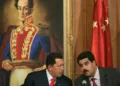 El presidente venezolano Hugo Chávez, izquierda, conversa con el vicepresidente Nicolás Maduro durante una reunión en Caracas, en esta foto de 2006. Crédito: FERNANDO LLANO/ASSOCIATED PRESS)