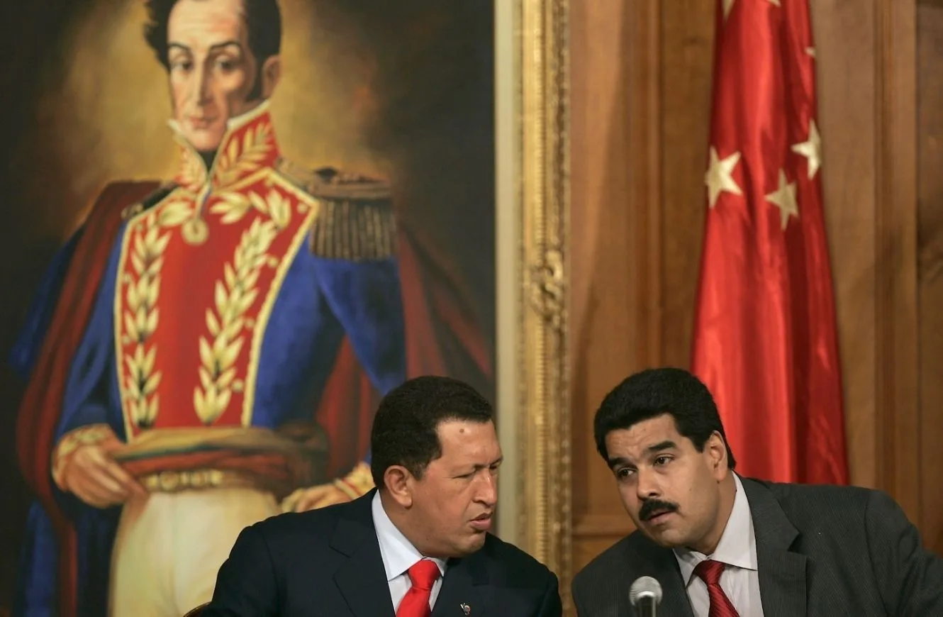 El presidente venezolano Hugo Chávez, izquierda, conversa con el vicepresidente Nicolás Maduro durante una reunión en Caracas, en esta foto de 2006. Crédito: FERNANDO LLANO/ASSOCIATED PRESS)